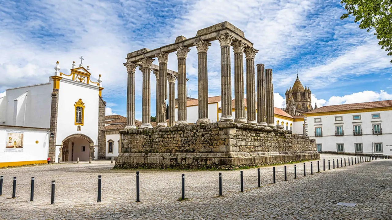 Det romerska Diana-templet i Évora, ett av stadens mest ikoniska historiska monument Det romerska Diana-templet i Évora, ett av stadens mest ikoniska historiska monument