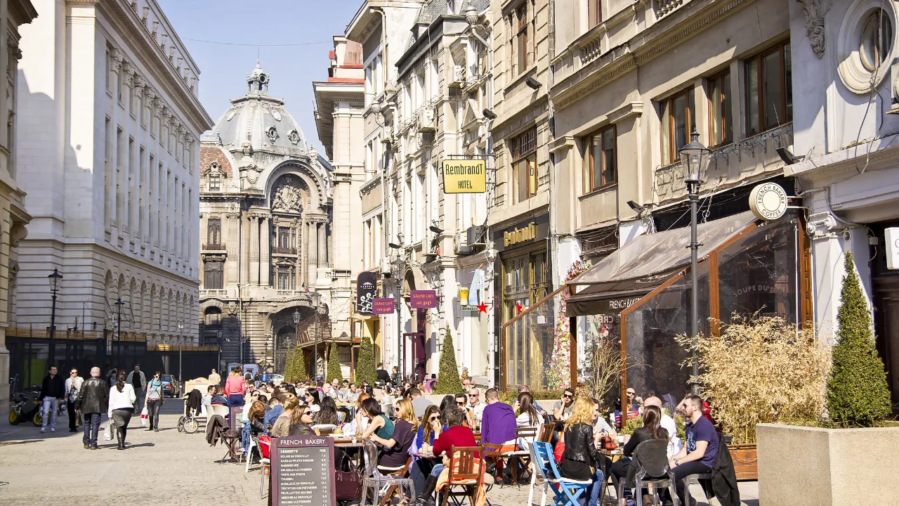 Livlig kaféstämning i den gamla stadsdelen i Sibiu Livlig kaféstämning i den gamla stadsdelen i Sibiu