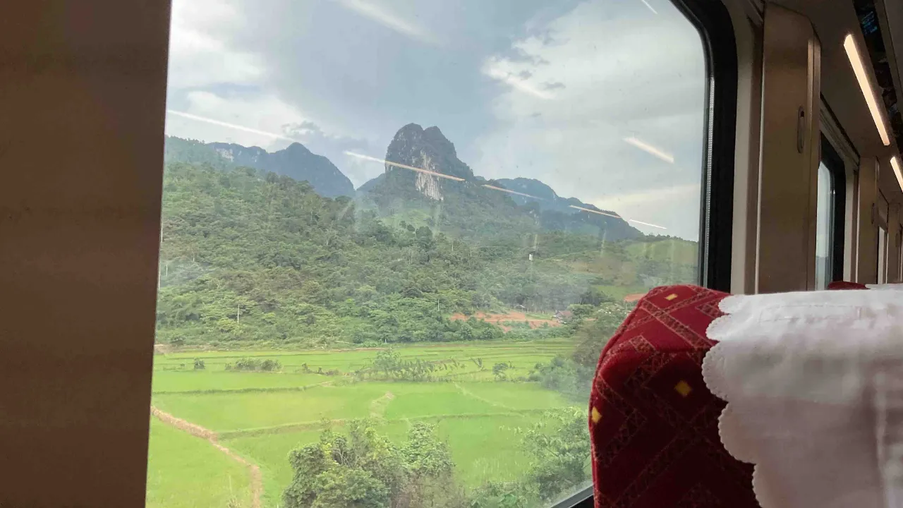 Utsikt över Laos grönskande landskap från tåget Utsikt över Laos grönskande landskap från tåget