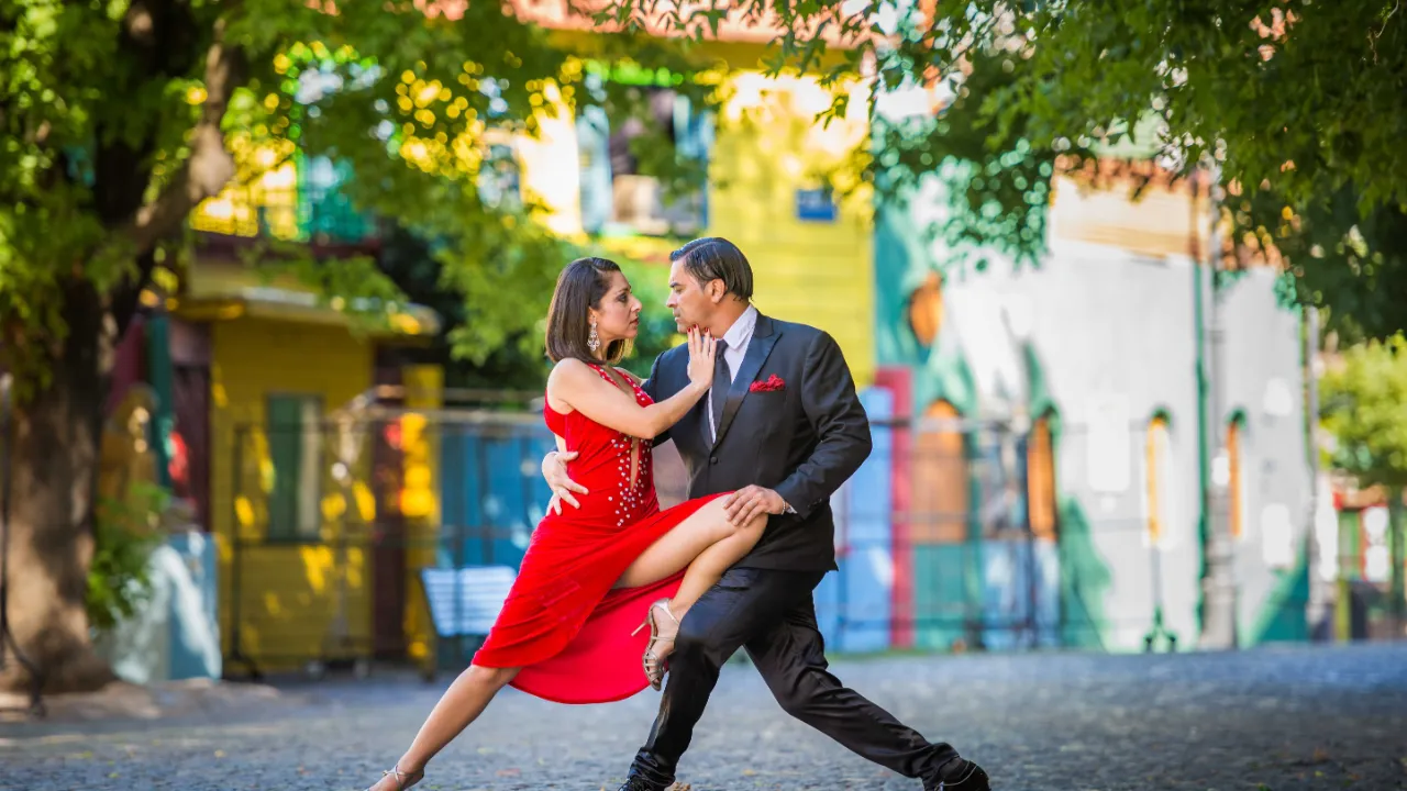 Tango är mycket populärt som här i La Boca – det är speciellt eftersom mannen för