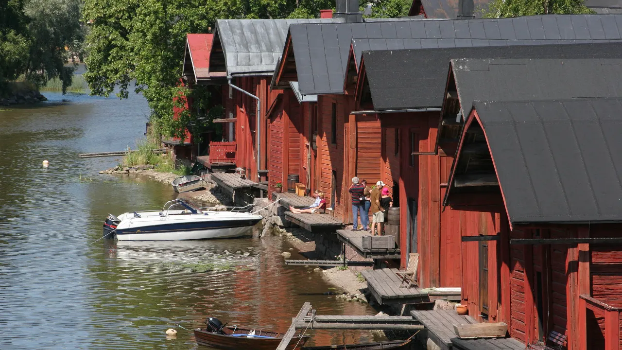 De berömda röda trähusen längs floden i Borgå De berömda röda trähusen längs floden i Borgå