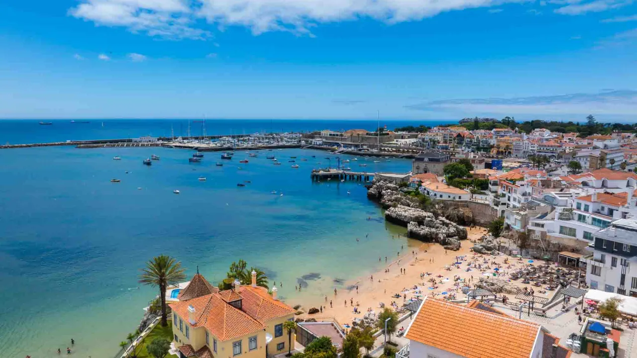 Utsikt över Praia da Rainha och Cascais kustlinje Utsikt över Praia da Rainha och Cascais kustlinje