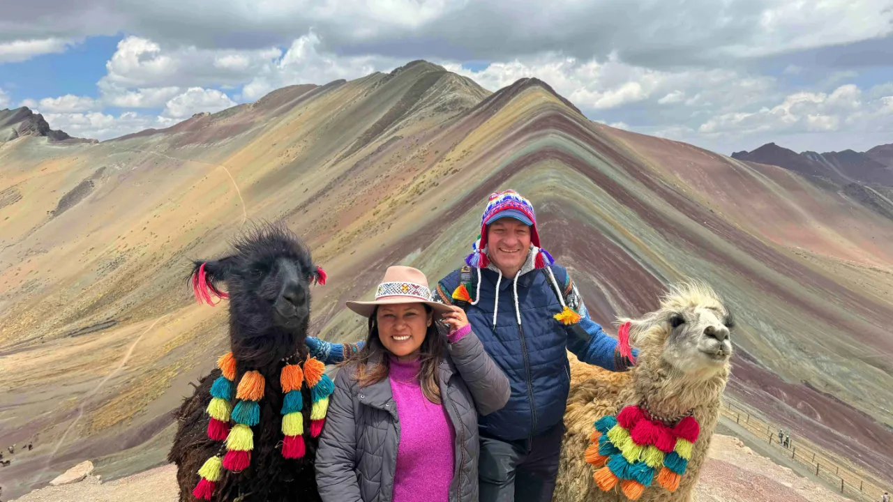 Utsmyckade lamor vid färgglada Rainbow Mountain Utsmyckade lamor vid färgglada Rainbow Mountain