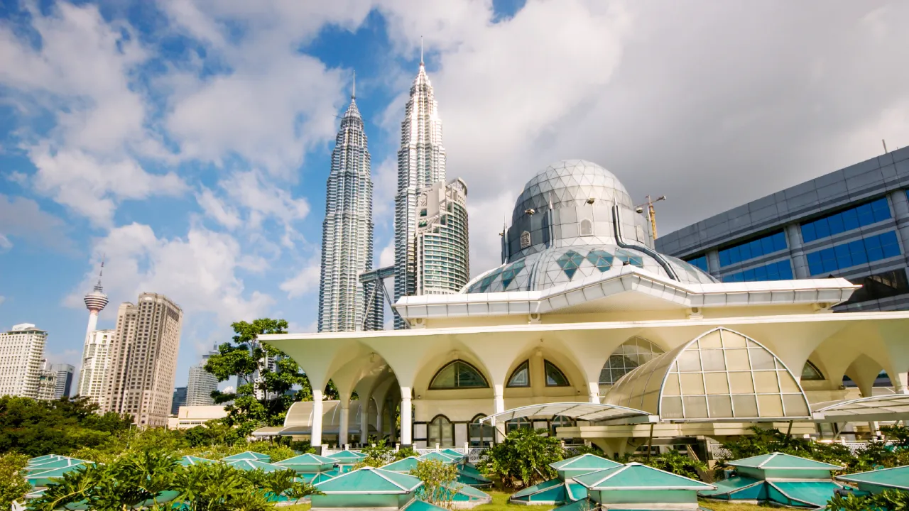 Masjid As-Syakirin-moskén med Petronas Towers i bakgrunden i Kuala Lumpur Masjid As-Syakirin-moskén med Petronas Towers i bakgrunden i Kuala Lumpur