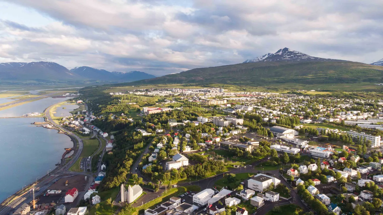 Akureyri är Islands näst största stad och ett viktigt centrum för handel, fiske och turism i norra delen av landet Akureyri är Islands näst största stad och ett viktigt centrum för handel, fiske och turism i norra delen av landet