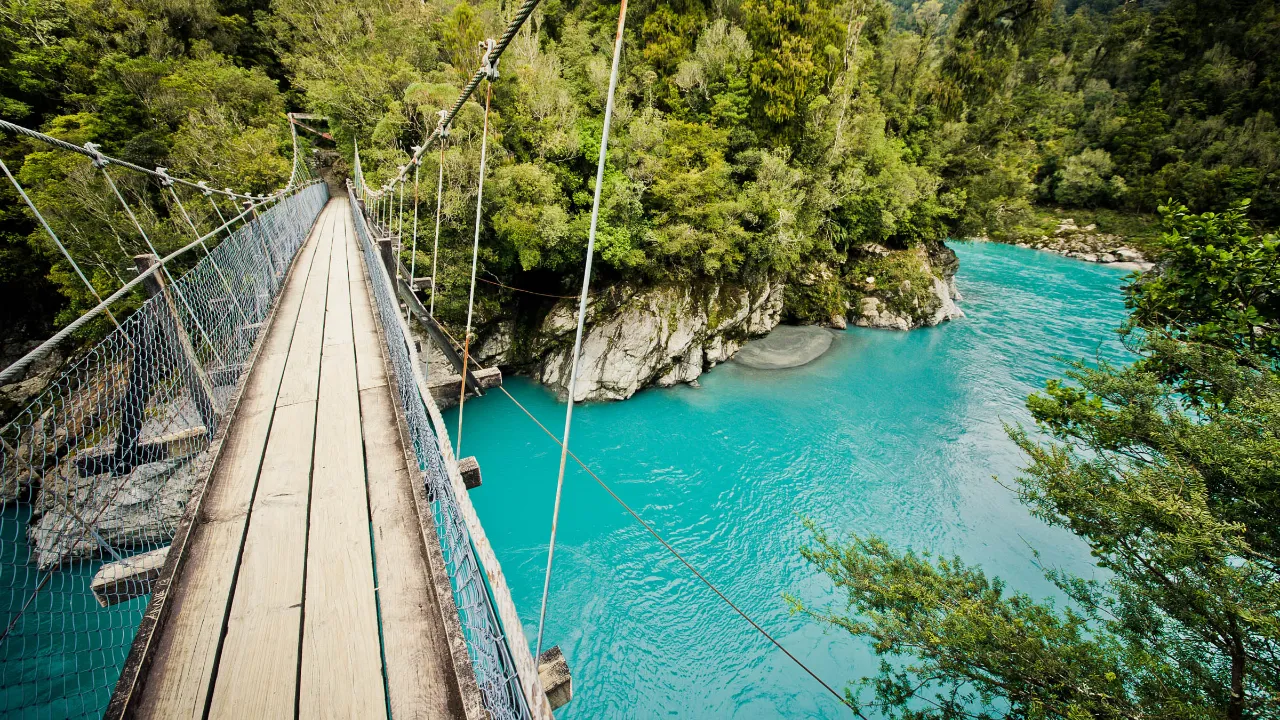 Hokitika Gorge hängbro över den turkosa Hokitika Gorge Hokitika Gorge hängbro över den turkosa Hokitika Gorge