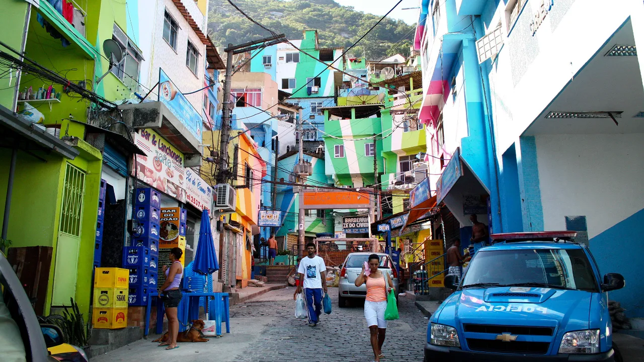 Färgglad gata i en favela i Rio de Janeiro Färgglad gata i en favela i Rio de Janeiro