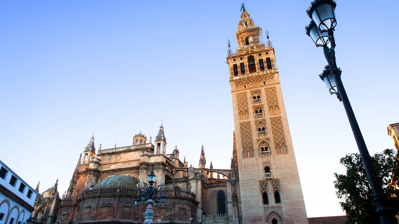 Katedralen i Sevilla med klocktornet La Giralda, som ursprungligen var en minaret Katedralen i Sevilla med klocktornet La Giralda, som ursprungligen var en minaret