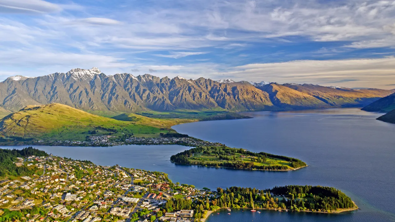Queenstown, beläget vid Lake Wakatipu med bergskedjan The Remarkables i bakgrunden Queenstown, beläget vid Lake Wakatipu med bergskedjan The Remarkables i bakgrunden