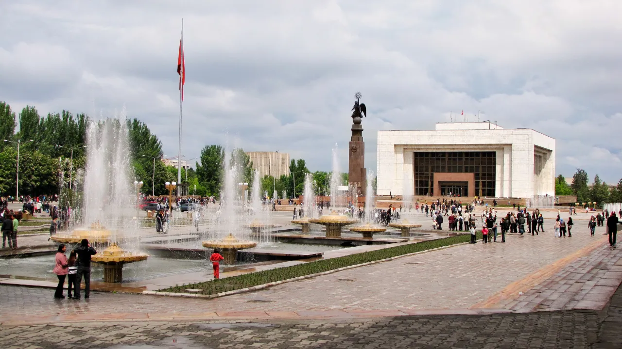 Fontän på Ala-Too-torget, det centrala torget i Bisjkek, Kirgizistans huvudstad