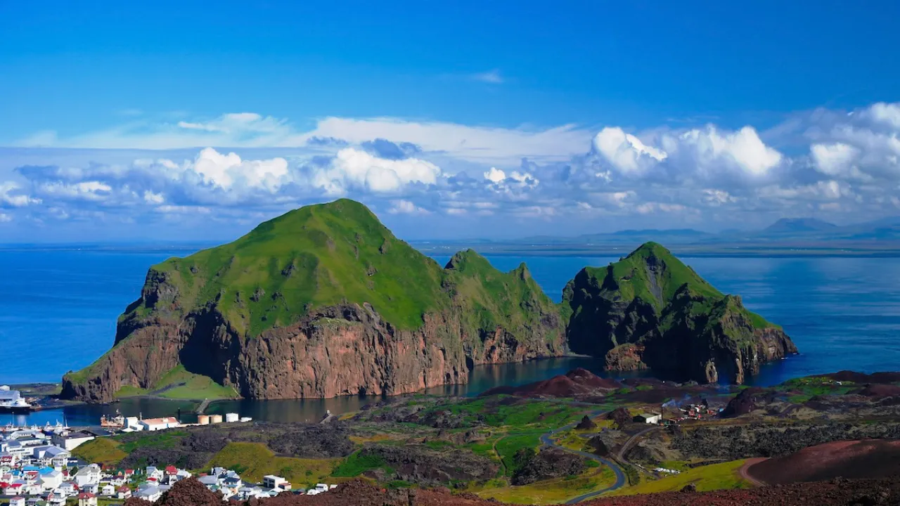 Heimaey är den enda bebodda ön i Vestmannaeyjar Heimaey är den enda bebodda ön i Vestmannaeyjar