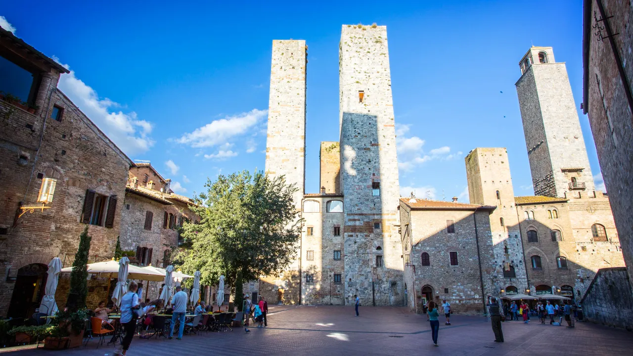 Medeltida torn på torget i San Gimignano Medeltida torn på torget i San Gimignano