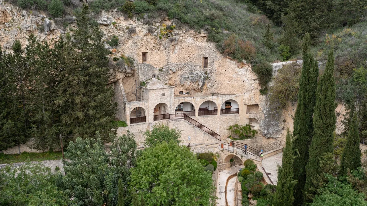 Agios Neophytos-klostret, som ligger i en dal ca 10 km norr om Paphos