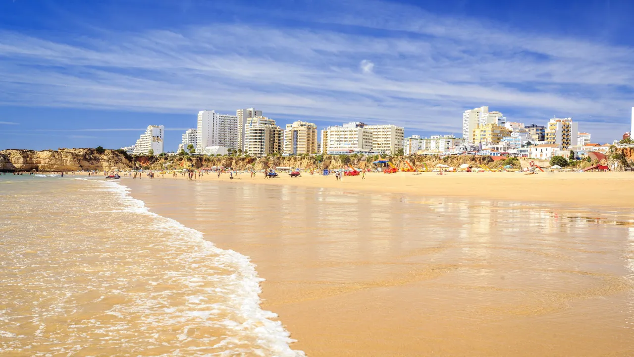 Portimão i bakgrunden och den lockande stranden Praia da Rocha i förgrunden Portimão i bakgrunden och den lockande stranden Praia da Rocha i förgrunden