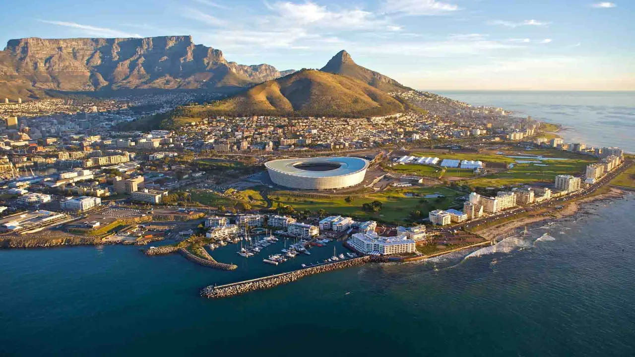 Cape Town Stadium byggdes för fotbolls-VM 2010 – i bakgrunden det konformade Lion’s Head och det platta Taffelberget