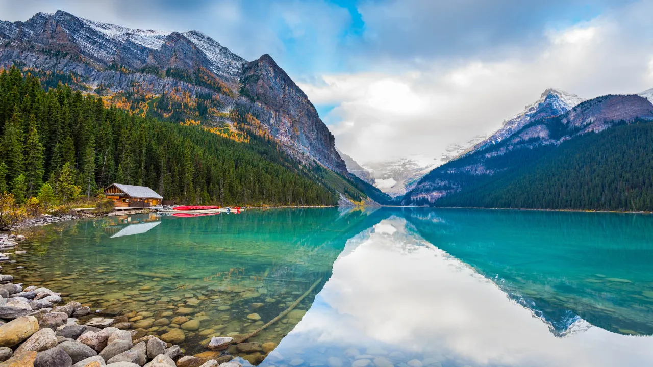 Fängslande natur vid Lake Louise med skogklädda bergsluttningar i Banff nationalpark, Alberta