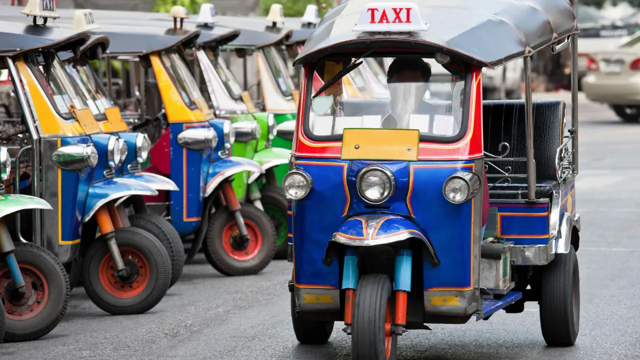 Tut-tut, båt-båt, tuk-tuk! Tut-tut, båt-båt, tuk-tuk!