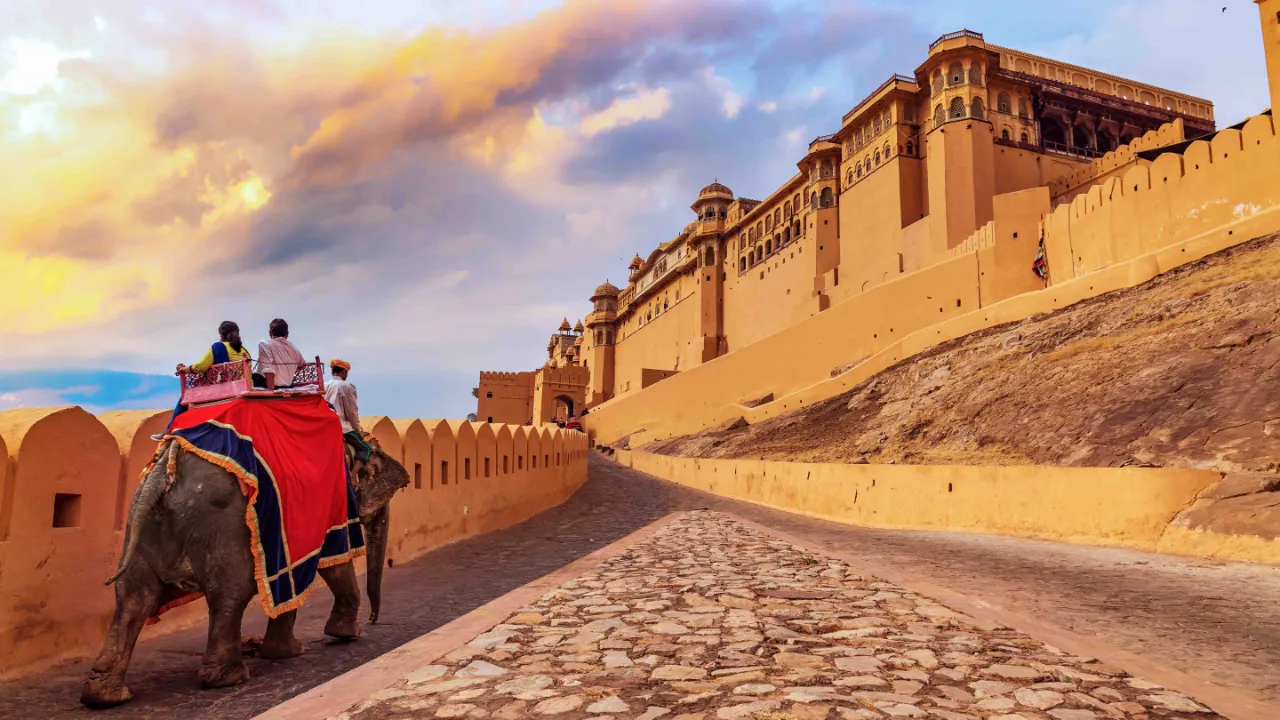Den imponerande fästningen Amber Fort vid Jaipur i Rajasthan från 1500-talet Den imponerande fästningen Amber Fort vid Jaipur i Rajasthan från 1500-talet