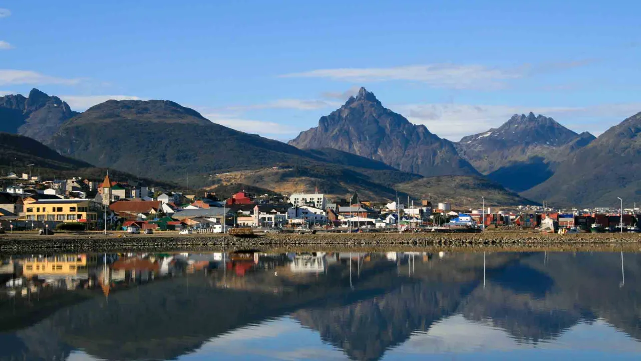 Ushuaia vid Beaglekanalen omgiven av Anderna