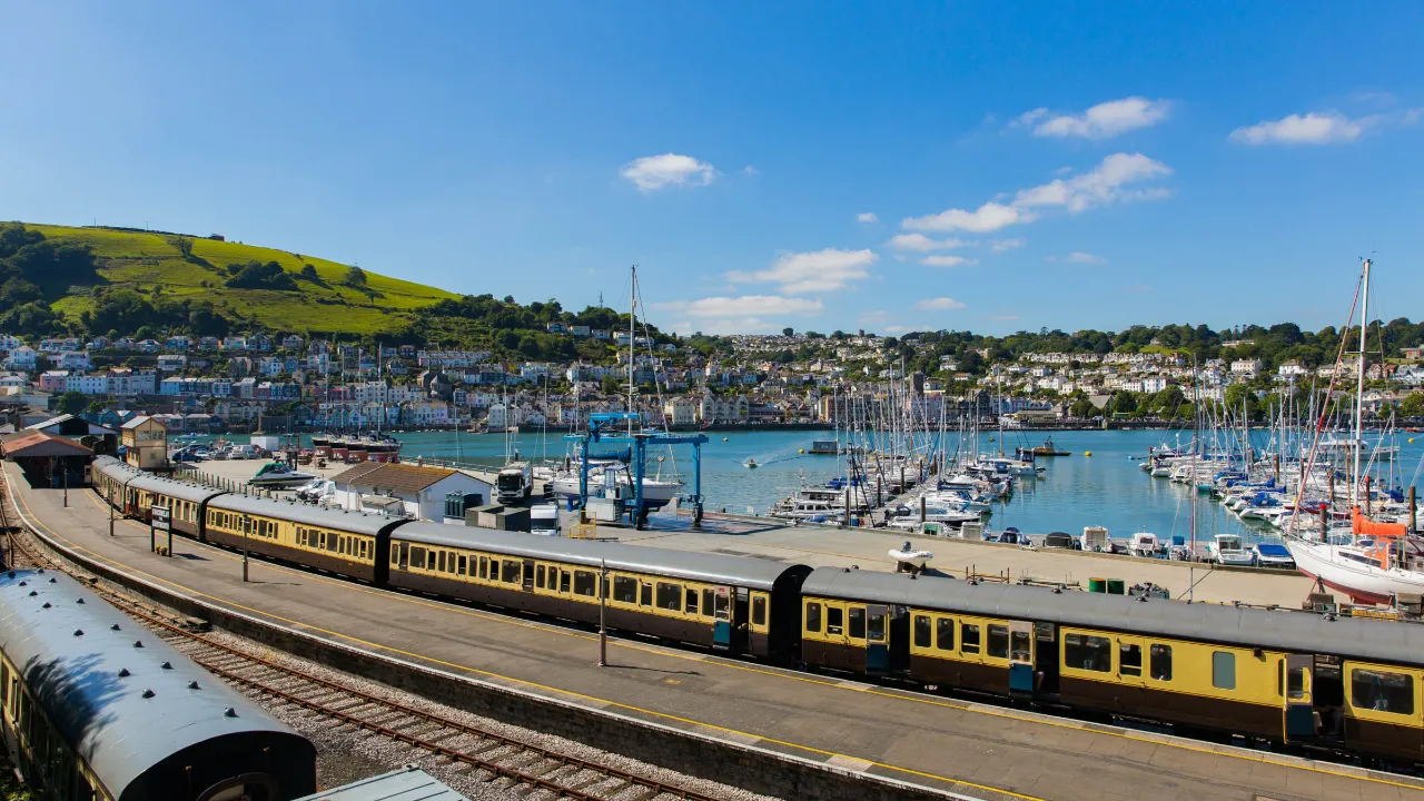 Dartmouth och Kingswear – tåget från Dartmouth Steam Railway anländer till hamnen Dartmouth och Kingswear – tåget från Dartmouth Steam Railway anländer till hamnen