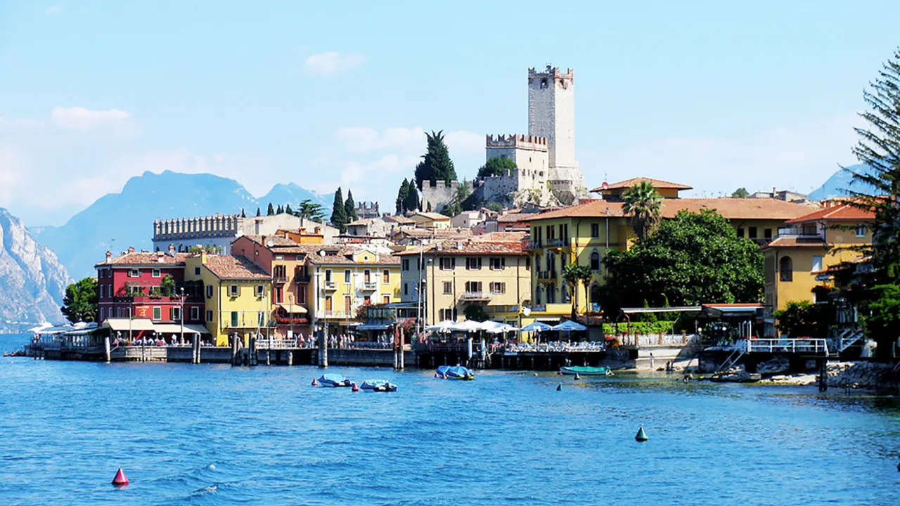 Malcesine vid Gardasjön med den historiska Scaligerborgen ovanför staden Malcesine vid Gardasjön med den historiska Scaligerborgen ovanför staden