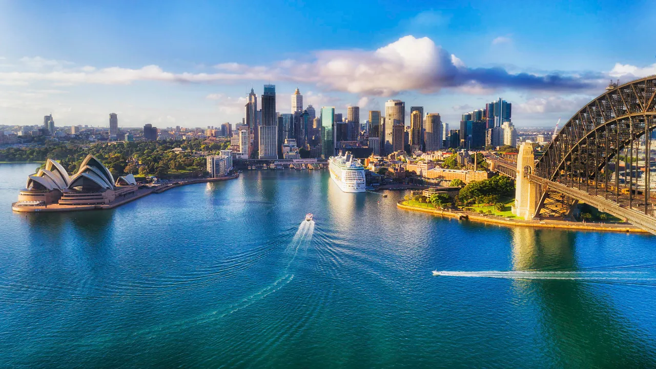 Kryssning i Sydney hamn med Utzons berömda opera Kryssning i Sydney hamn med Utzons berömda opera