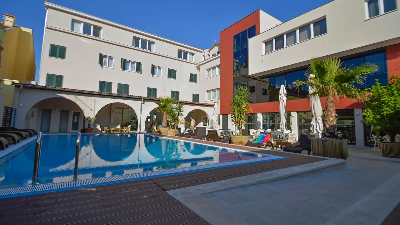 Poolområdet vid Hotel Borovnik i Tisno Poolområdet vid Hotel Borovnik i Tisno