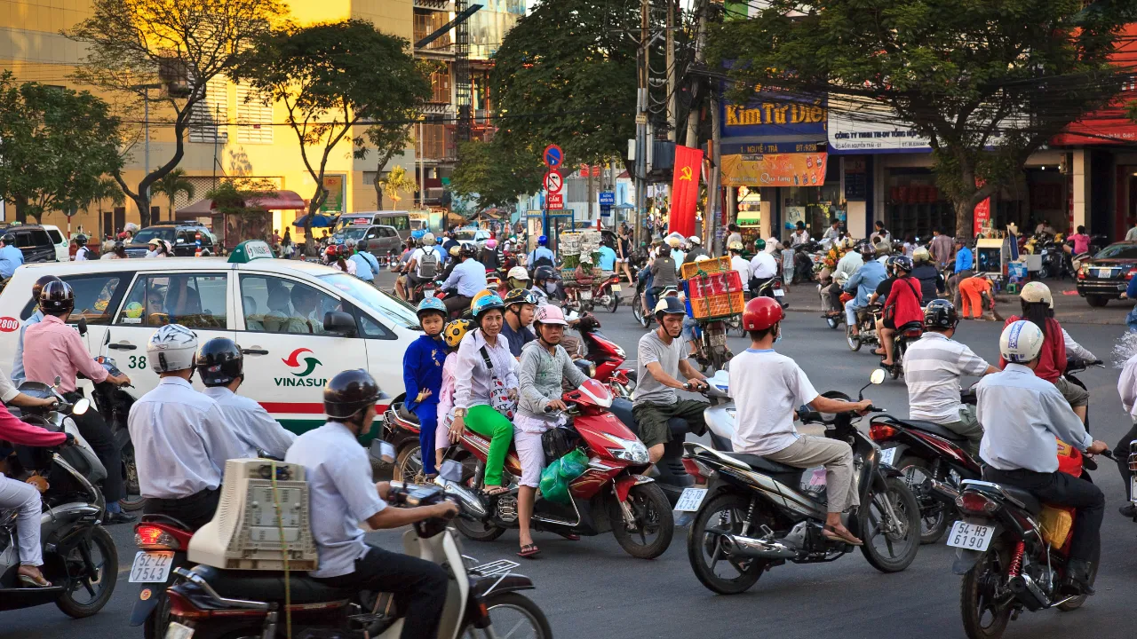I storstaden Saigon är trafiken framför allt en upplevelse I storstaden Saigon är trafiken framför allt en upplevelse