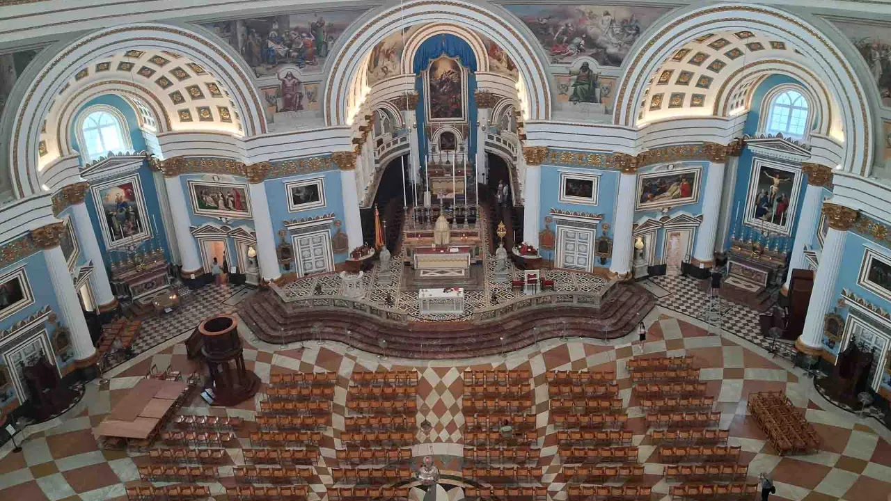 Interiör av Mosta Dome, en av Maltas mest imponerande kyrkor med en av världens största kupoler