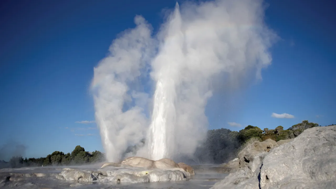 Pōhutu-gejsern ligger i det geotermiska området i Rotorua Pōhutu-gejsern ligger i det geotermiska området i Rotorua