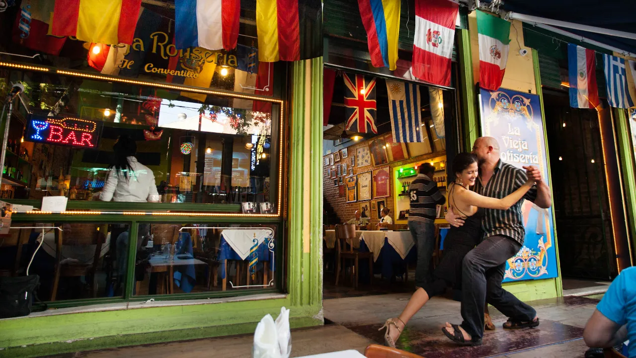 Tangodansare framför en restaurang i Buenos Aires, tangons födelsestad Tangodansare framför en restaurang i Buenos Aires, tangons födelsestad