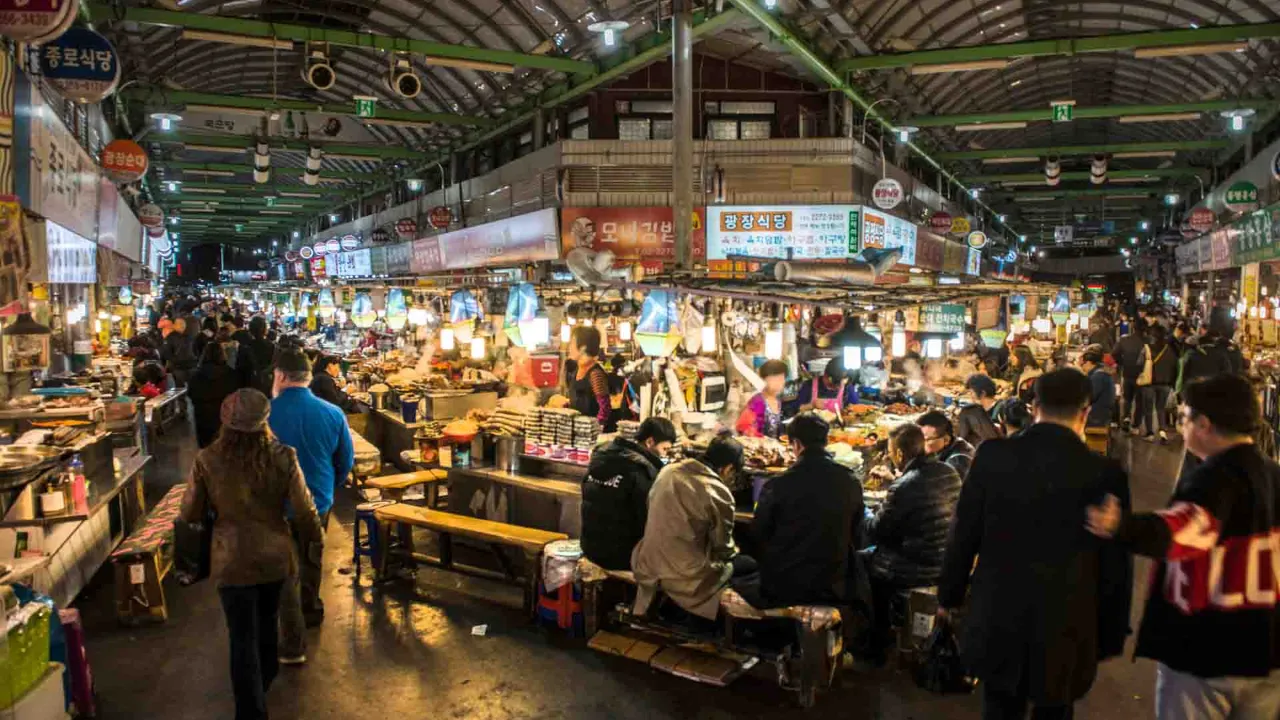 Gwangjang-marknaden i Seoul – en av Koreas äldsta traditionella marknader, känd för gatumat och livlig atmosfär Gwangjang-marknaden i Seoul – en av Koreas äldsta traditionella marknader, känd för gatumat och livlig atmosfär