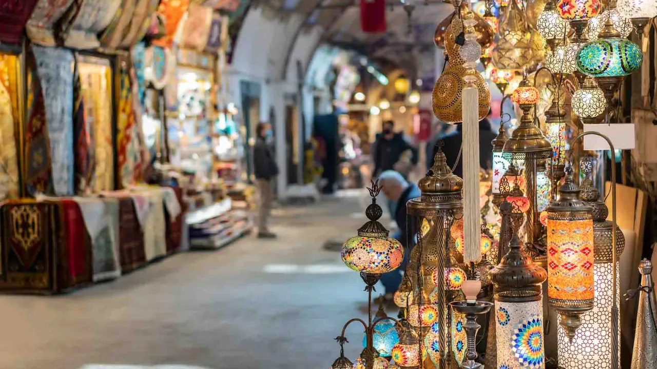 Magiska färger och ljus i Grand Bazaar – Istanbuls historiska marknad Magiska färger och ljus i Grand Bazaar – Istanbuls historiska marknad
