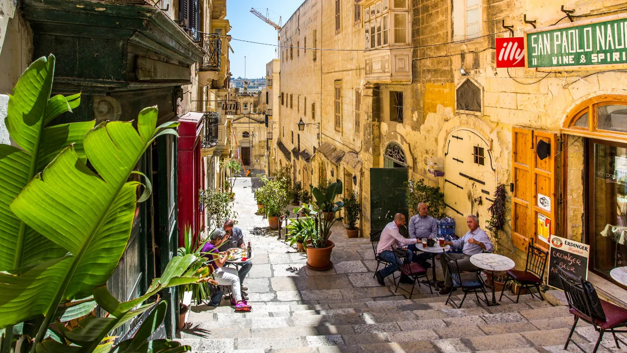 Idyllisk gata och små kaféer i Valletta Idyllisk gata och små kaféer i Valletta