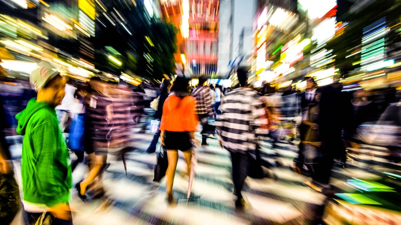 Shibuya Crossing är en av världens mest kända korsningar och en symbol för Tokyos dynamiska stadsliv och moderna kultur Shibuya Crossing är en av världens mest kända korsningar och en symbol för Tokyos dynamiska stadsliv och moderna kultur
