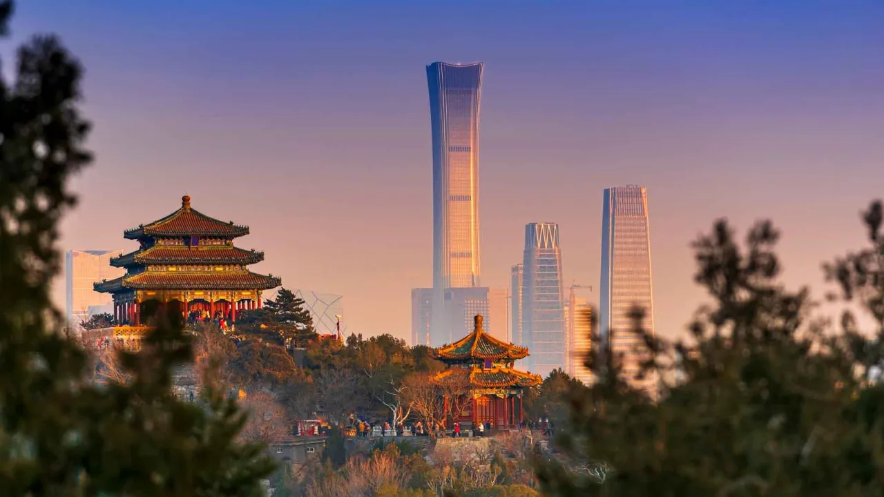 Solnedgång i Peking med gammalt tempel och moderna skyskrapor