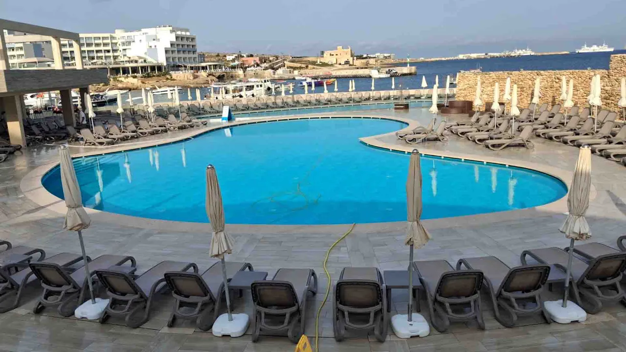 Pool vid Ramla Bay Resort i Marfa