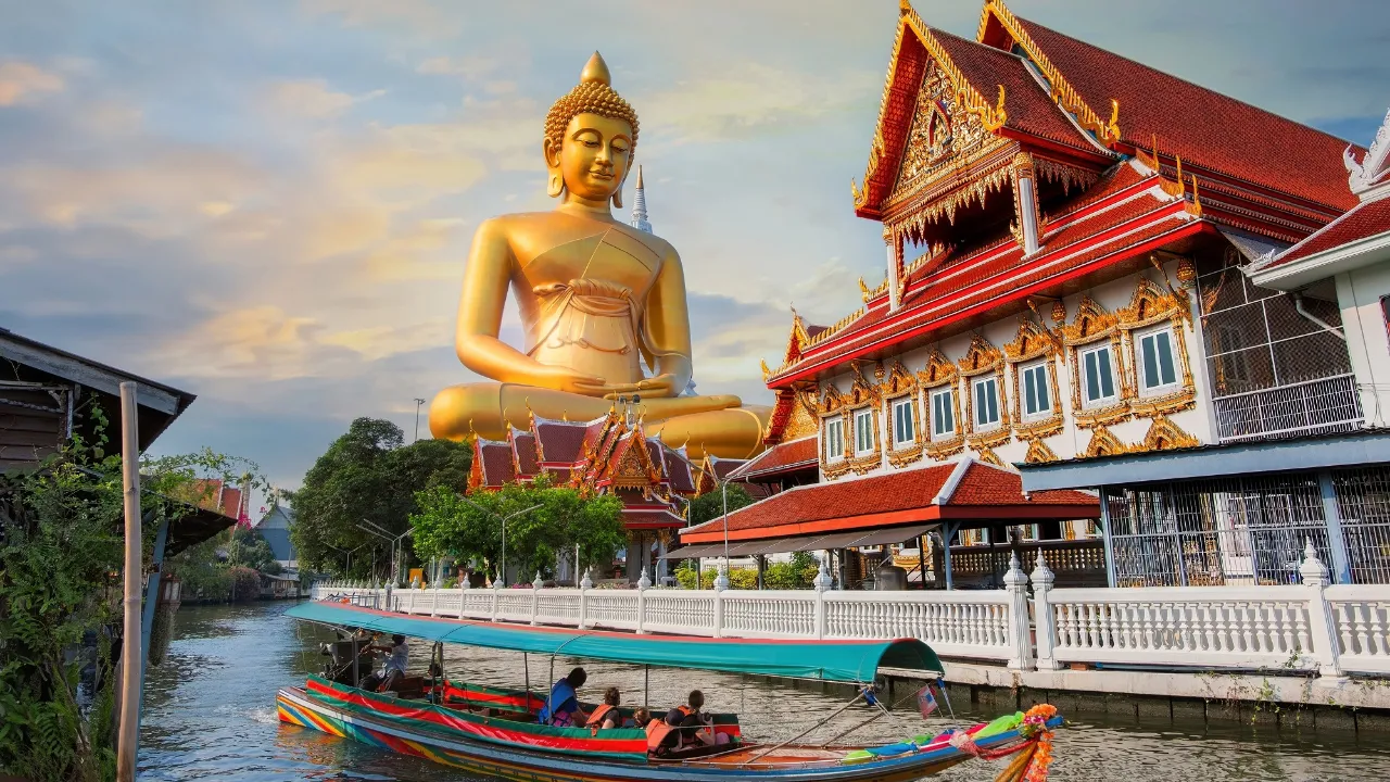 Buddhastatyn vid Wat Pak Nam är 69 meter hög och 40 meter bred