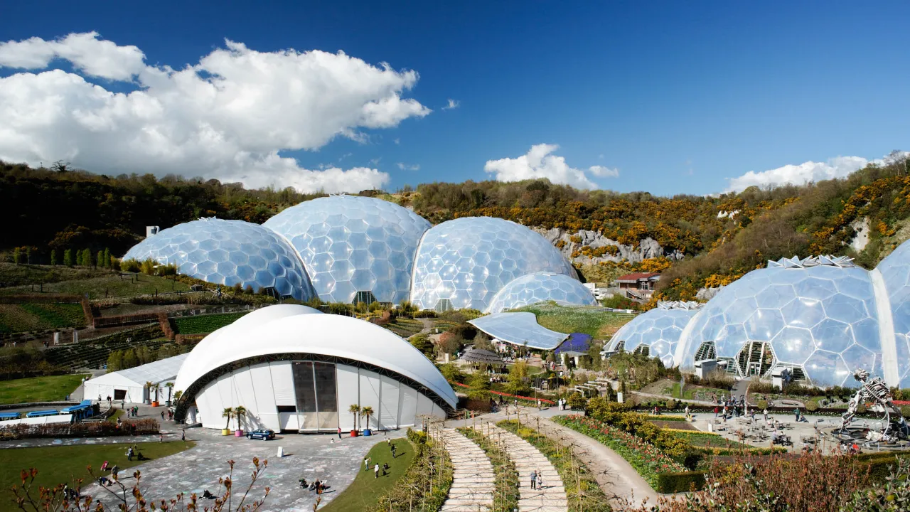 Eden Project – natur- och upplevelsepark med världens största växthus fyllt med växter från hela världen Eden Project – natur- och upplevelsepark med världens största växthus fyllt med växter från hela världen