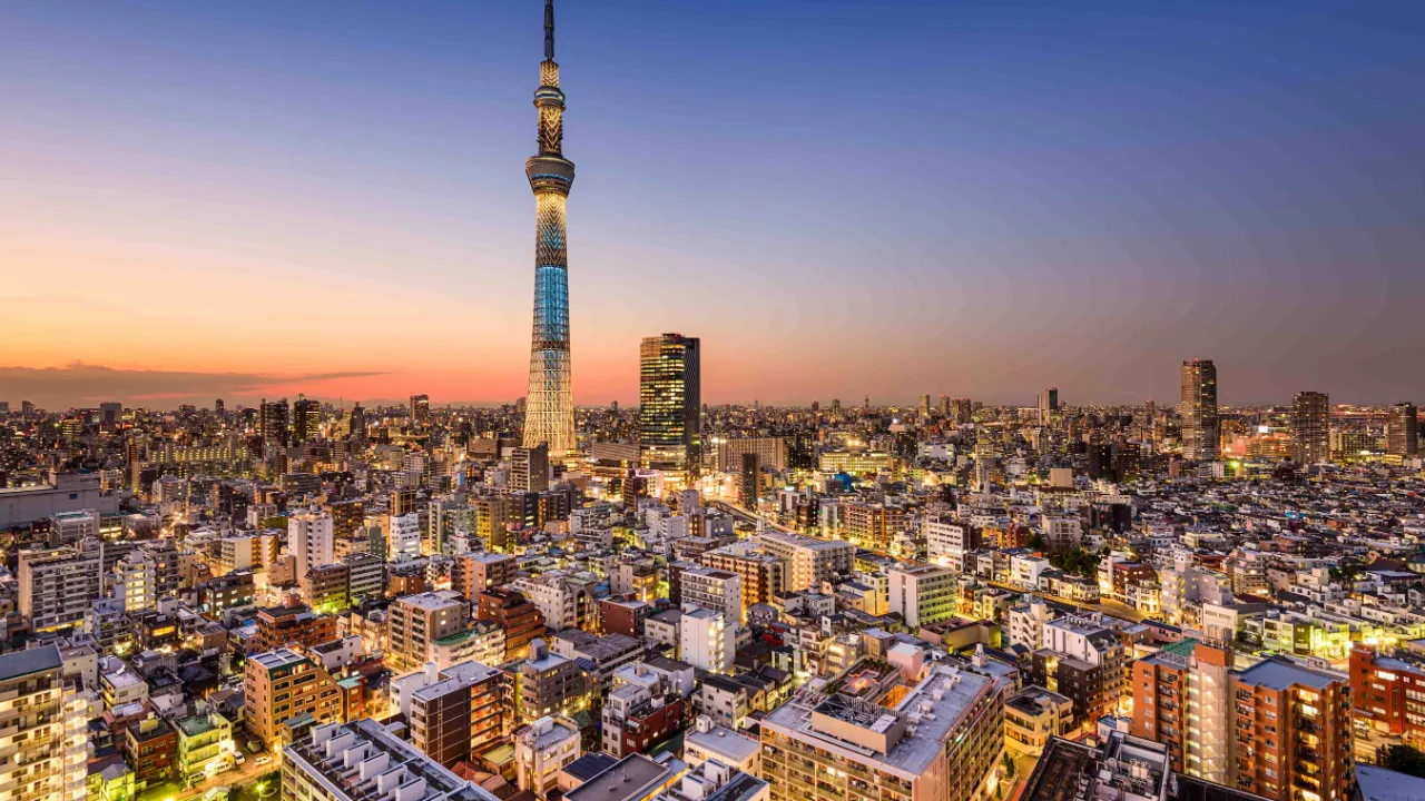 Panoramautsikt över Tokyo med det ikoniska Tokyo Skytree i centrum Panoramautsikt över Tokyo med det ikoniska Tokyo Skytree i centrum