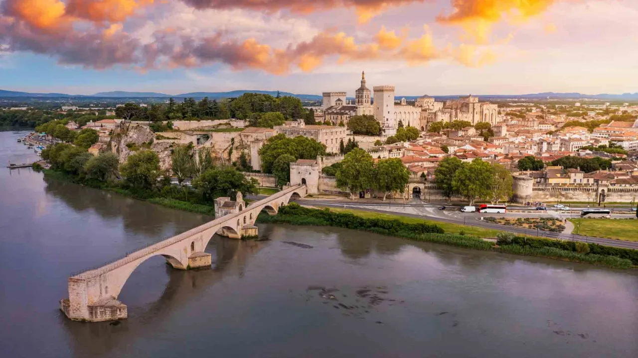 Pont Saint-Bénézet (även känd som Pont d’Avignon) över floden Rhône med Avignon i bakgrunden Pont Saint-Bénézet (även känd som Pont d’Avignon) över floden Rhône med Avignon i bakgrunden