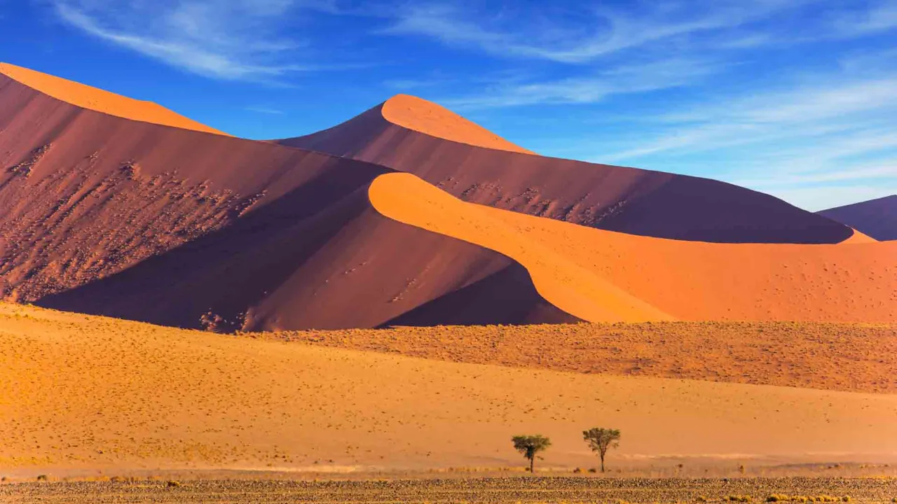 De berömda röda sanddynerna vid Sossusvlei i Namiböknen kan bli upp till 400 m höga