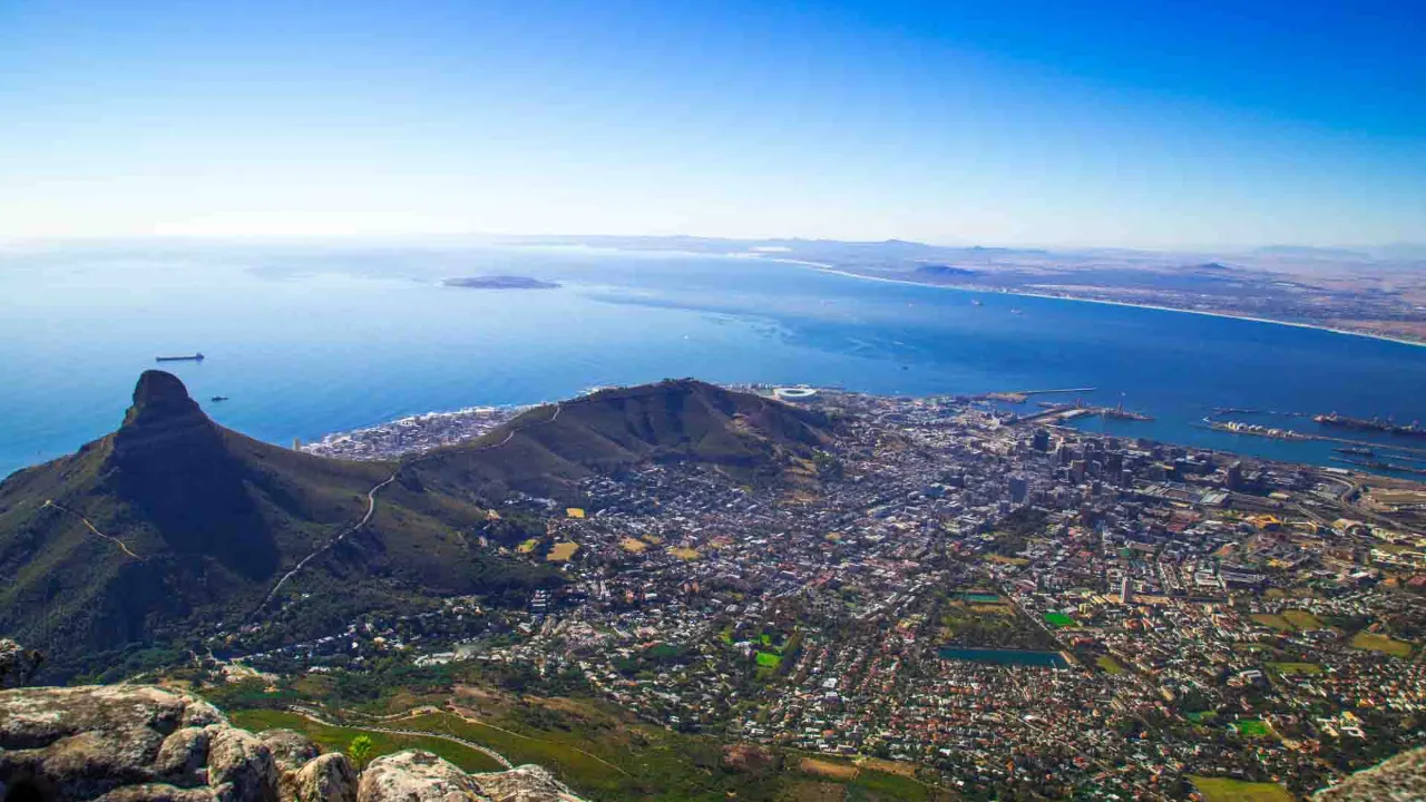 Kapstaden med Taffelberget, Cape Town Stadium och Robben Island i bukten