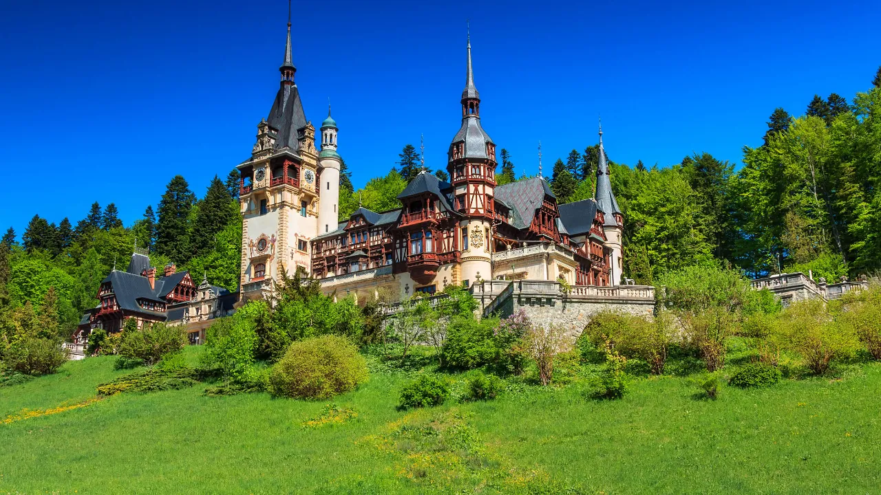 Peleș-slottet i Sinaia, ett sagolikt kungligt slott i Karpaterna i Rumänien Peleș-slottet i Sinaia, ett sagolikt kungligt slott i Karpaterna i Rumänien