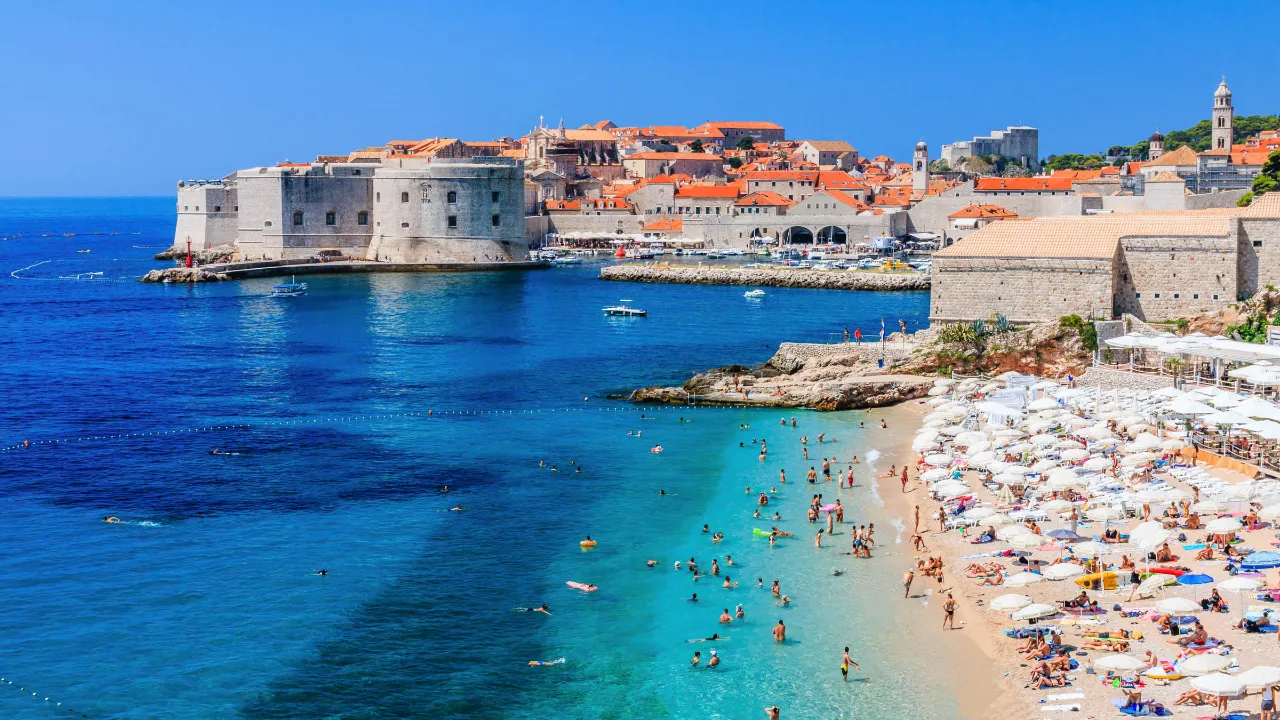 Dubrovnik – Adriatiska havets pärla, där medeltida murar möter gyllene stränder och kristallklart vatten