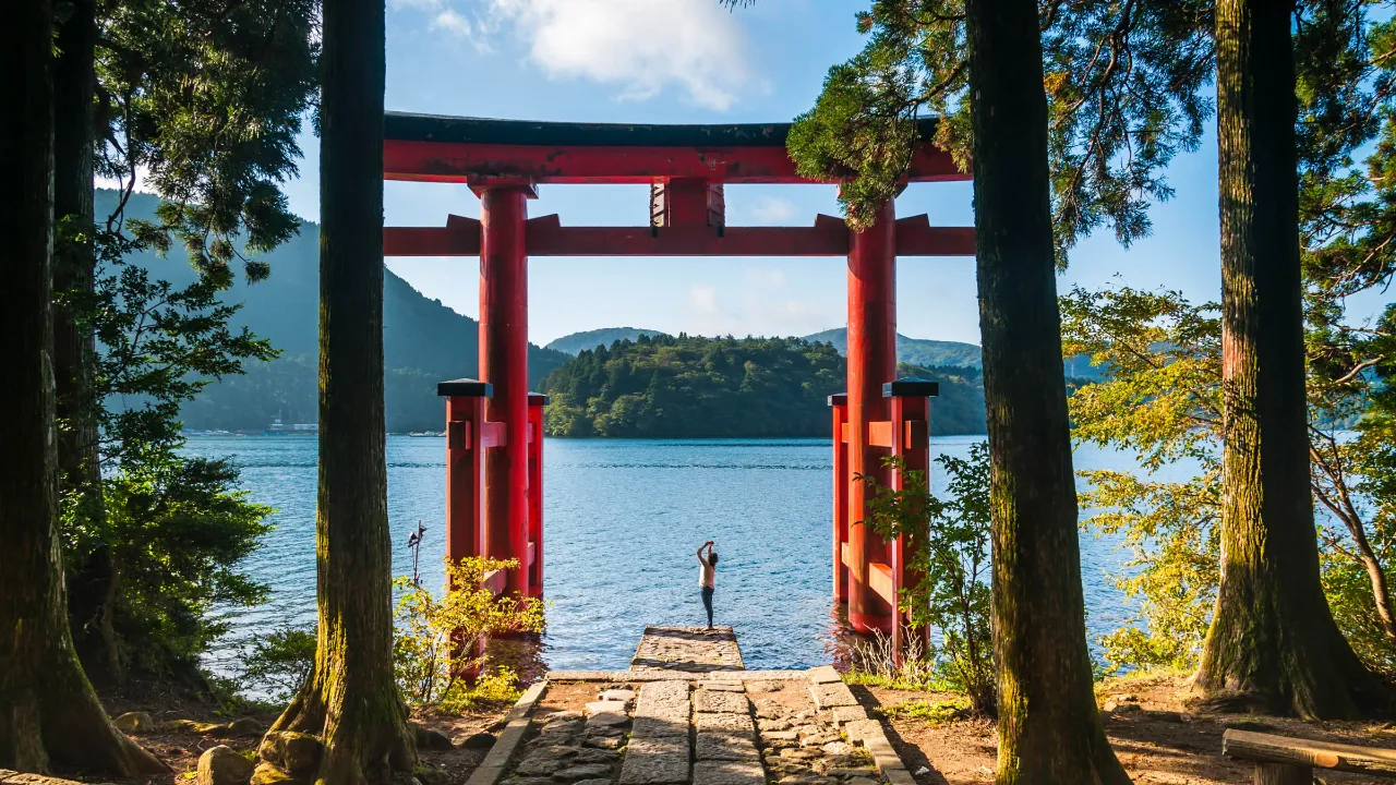 Hakone-helgedomens Torii-port vid Ashi-sjön Hakone-helgedomens Torii-port vid Ashi-sjön