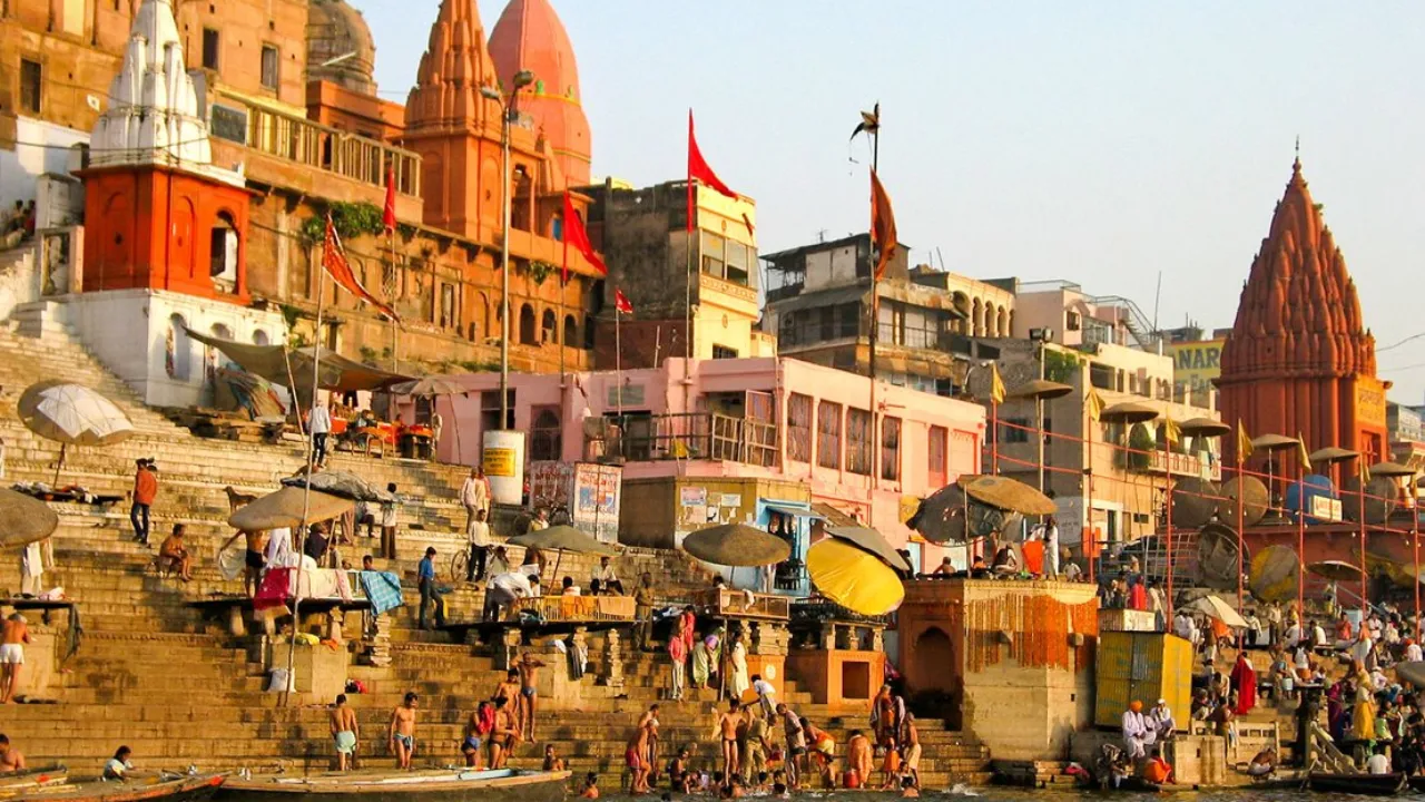Tempel och breda stentrappor längs den heliga floden Ganges i Varanasi