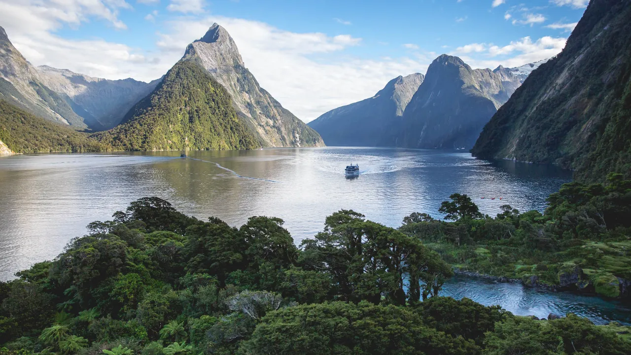 Milford Sound i Fiordland National Park med Mitre Peak i bakgrunden Milford Sound i Fiordland National Park med Mitre Peak i bakgrunden