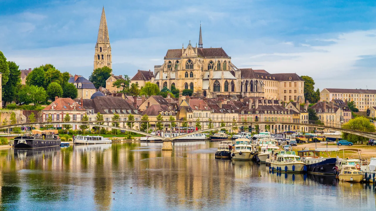 Auxerre, stolt by vid Yonne-floden