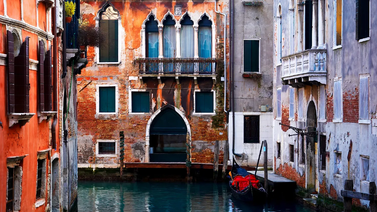 Kanal i Venedig omgiven av historiska byggnader Kanal i Venedig omgiven av historiska byggnader
